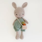 Carrots the Spring Bunny. Un proyecto de Diseño y Artesanía de Joanna Kienmeyer - 18.09.2022