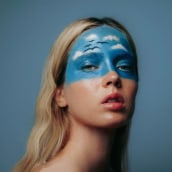 Selfportraits using makeup . Fotografia projeto de Nassia Stouraiti - 30.08.2022