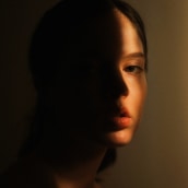 Light portraits. Playing with light to create unique selfportraits. Fotografia, e Fotografia de retrato projeto de Nassia Stouraiti - 21.10.2022