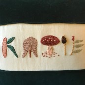 Dimensional embroidery made into cushion. Un proyecto de Artesanía de Elizabeth McAlister - 15.05.2023