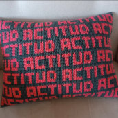 ACTITUD. Un proyecto de Diseño de complementos, Moda, Pattern Design, Tejido, Crochet y Diseño textil de Maite Hernández - 10.06.2023