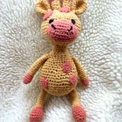 My project for course: Crocheting Amigurumi Animals for Beginners. Un proyecto de Artesanía, Diseño de juguetes, Crochet, Amigurumi y Diseño textil de angelaheyburn - 13.09.2023
