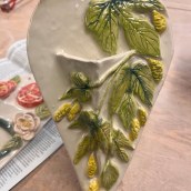 Hop Bine ceramic wall vase. Un projet de Artisanat de Bronwyn Beattie - 18.11.2023