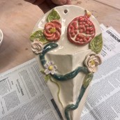 Eden Wall Pocket Vase Ceramic. Un projet de Artisanat de Bronwyn Beattie - 18.11.2023