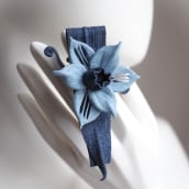 Spring Daffodil brooch in denim. Un progetto di Fashion design, Tintura tessile e Textile Design di Svetlana Faulkner - 28.02.2024