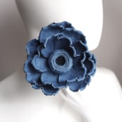Stylised Denim Rose Broch. Een project van  Modeontwerp y Textielontwerp van Svetlana Faulkner - 03.03.2024
