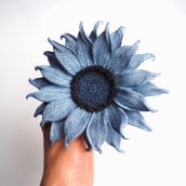 Upcycled Denim Sunflower Brooch. Fashion Design, Upc, cling, Textile D, eing, and Textile Design project by Svetlana Faulkner - 03.11.2024
