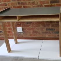 Creation of Wooden Desk & Bookcase. Un proyecto de Artesanía, Diseño, creación de muebles					, Diseño de interiores, DIY y Carpintería de Leandi Kruger - 04.06.2020
