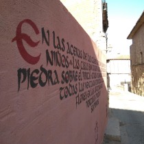 Mural caligrafiado en ciudad medieval. Un projet de Artisanat, Calligraphie , et Art urbain de Carmen Iglesias - 21.08.2020