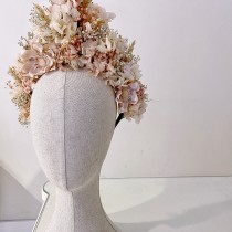 Mi Proyecto del curso: Tocado floral: crea tu complemento de flores. Un progetto di Design di accessori di Vanessa - 22.12.2020