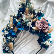 Blue -Violet dream  Floral Headpiece. Un progetto di Design di accessori e Interior Design di Adina Roxana Colonescu - 03.03.2021