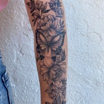 Mi Proyecto del curso: Tatuaje botánico con puntillismo. Un proyecto de Ilustración, Diseño de tatuajes e Ilustración botánica de saritaaa.bdn - 16.06.2021