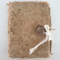 Hortus Venserparcum handmade paper book. Un proyecto de Fotografía, Artesanía, Bellas Artes, Encuadernación y DIY de Ruta Kalmane Saksens - 17.09.2021