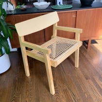 My beautiful chair made in Design and Construction of Wooden Furniture course. Un proyecto de Artesanía, Diseño, creación de muebles					, Diseño de interiores, DIY y Carpintería de Chris O'Sullivan - 29.09.2021