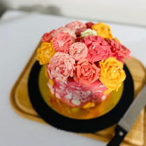 My project in Decorative Buttercream Flowers for Cake Design course. Design, DIY, Culinar, and Arts project by Omotope Awoleye - 10.05.2021