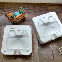 Pollo de cerámica: reproducción de envase de la década de 1980. Un proyecto de Artesanía, Bellas Artes y Cerámica de luisavpessoa - 12.11.2021