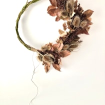 Il mio progetto del corso: Creazione di una ghirlanda con fiori secchi. Un progetto di Design, Interior design, Paesaggismo, DIY e Design floreale e vegetale di valealbanesi493 - 20.11.2021