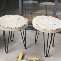 Glass terrazzo concrete side tables. Un proyecto de Artesanía, Diseño, creación de muebles					, Diseño de interiores, Interiorismo y DIY de amy_f_skinner - 20.11.2021