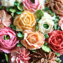 My project in Decorative Buttercream Flowers for Cake Design course. Un projet de Design , Photographie, DIY, Arts culinaires, Lifest , et le de Ana Bernal - 15.12.2021
