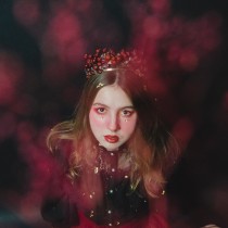 Rose Hip Witch. Un proyecto de Dirección de arte, Fotografía de moda y Fotografía de retrato de Anna Rohova - 28.12.2021