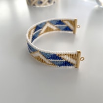 My project in Beaded Jewelry Design: Weave Elegant Patterns course. Accessor, Design, Arts, Crafts, Jewelr, Design, and Fiber Arts project by Maggie I. Vi - 01.22.2022