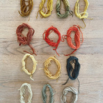 Natural Yarn Dyeing colour chart. Un progetto di Artigianato, Moda, DIY, Tintura tessile e Textile Design di Anne Boeschoten - 26.02.2022