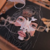 Mi Proyecto del curso: Retratos bordados sobre tul. Un progetto di Ricamo, Disegno di ritratti, Illustrazione tessile e DIY di Elo (Saturno Rosa) - 02.03.2022