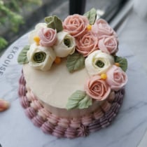 My project in Decorative Buttercream Flowers for Cake Design course. Een project van  Ontwerp, DIY, Culinaire kunst, Lifest y le van lenna_the - 25.02.2022