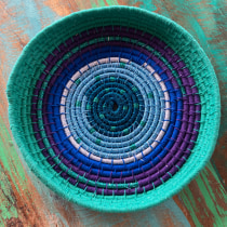My project for course: Basket Weaving for Beginners: The Coiling Technique. Un proyecto de Diseño de complementos, Artesanía, Moda, Diseño de moda, Tejido y Diseño textil de Linda Ekvall - 04.04.2022