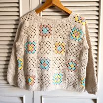 Mi proyecto del curso: Grannies de crochet: haz tu propio suéter. Un proyecto de Moda, Diseño de moda, Tejido, DIY, Crochet y Diseño textil de Maria Briatore - 31.05.2022
