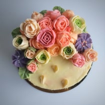 Mi proyecto del curso: Flores de crema de mantequilla para cake design. Un proyecto de Diseño, DIY, Artes culinarias, Lifest y le de Micaela Mondino - 06.06.2022
