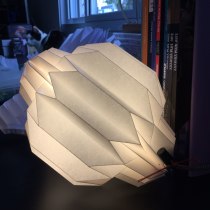 My project for course: Design Your Own Paper Lamp. Un proyecto de Artesanía, Diseño, creación de muebles					, Diseño de iluminación, Papercraft, Decoración de interiores y DIY de ana_carolinamuniz - 19.08.2022