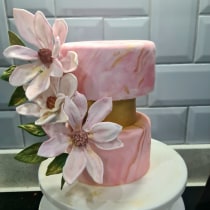 Mój projekt z kursu: Projektowanie tortów z jadalnymi kwiatami: sztuka cukiernictwa. Design, DIY, Culinar, and Arts project by pochowska23 - 11.16.2022