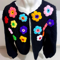 Mi proyecto del curso: Crochet: Suéter con aplicaciones florales coloridas. Crochê, e Design têxtil projeto de Angel Morales - 14.01.2023