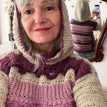 Blusa com capuz. Un proyecto de Moda, Diseño de moda, Tejido, Crochet y Diseño textil de Denise Francisco - 04.02.2023