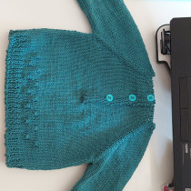 Mi proyecto del curso: Tejido de prendas infantiles con raglán top down. Un proyecto de Moda, Diseño de moda, Tejido, Tejido de punto y Diseño textil de Kari Lecaros - 02.01.2023