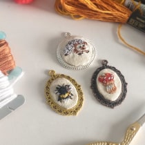 Meu projeto do curso: Bordado em miniatura: crie joias têxteis. Design de joias, Bordado, Ilustração têxtil, e Design têxtil projeto de thamirissantanaramos - 30.01.2023