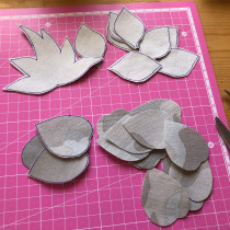 Mein Abschlussprojekt für den Kurs: Stoffblumen: Kreiere 3D-Accessoires aus Jeansstoff. Un projet de Art floral et végétal , et Design textile de Sabine-Ines Reip - 13.03.2023