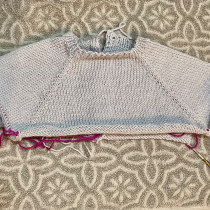 Mi proyecto del curso: Tejido de prendas infantiles con raglán top down. Un proyecto de Moda, Diseño de moda, Tejido, Tejido de punto y Diseño textil de Melissa Sánchez - 16.03.2023