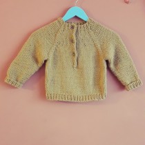 Mi proyecto del curso: Tejido de prendas infantiles con raglán top down. Un proyecto de Moda, Diseño de moda, Tejido, Tejido de punto y Diseño textil de Angie Villalobos - 06.04.2023