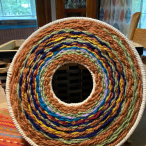 My project for course: Circular Weaving for Colorful Wall Decor. Artesanato, Design de interiores, Pattern Design, Tecido, Tecelagem, e Design têxtil projeto de Karen Devnew - 03.04.2023