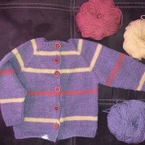 Mi proyecto del curso: Tejido de prendas infantiles con raglán top down. Un proyecto de Moda, Diseño de moda, Tejido, Tejido de punto y Diseño textil de Elena - 30.04.2023