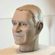 Mi proyecto del curso: Retrato en barro: modela un rostro a escala real. Un proyecto de Bellas Artes y Escultura de cescajadillo - 04.05.2023