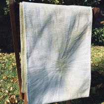 Mi proyecto del curso: Teñido textil con pigmentos naturales (curcuma y hojas de acelga) con la tecnica Shibori. Un proyecto de Decoración de interiores, DIY, Teñido Textil y Diseño textil de Alexandra Glaser - 23.06.2023