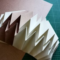 My project for: Design Your Own Paper Lamp. Un proyecto de Artesanía, Diseño, creación de muebles					, Diseño de iluminación, Papercraft, Decoración de interiores y DIY de Petra Staav - 22.07.2023