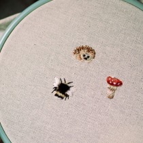 Mein Abschlussprojekt für den Kurs: Miniatur-Stickerei: Stelle bestickten Schmuck her. Design de joias, Bordado, Ilustração têxtil, e Design têxtil projeto de Sarah - 28.07.2023
