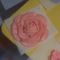 My project for course: Decorative Buttercream Flowers for Cake Design. Een project van  Ontwerp, Koken, DIY, Culinaire kunst, Lifest y le van kar.ghulyan - 05.09.2023