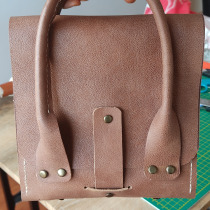 Mi proyecto del curso: Creación de bolsos de cuero artesanales para principiantes. Un proyecto de Diseño, Diseño de complementos, Artesanía, Moda y Costura de lauraysegura - 17.09.2023