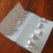 Mi proyecto del curso: Libros pop-up interactivos: crea mundos de papel. Artesanato, Design editorial, Papercraft, Encadernação, e Criatividade para crianças projeto de Adela Arsuaga - 09.10.2023