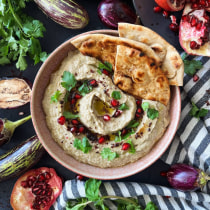 Baba Ganoush. Photograph, Social Media, Photo Retouching, Mobile Photograph, Product Photograph, Digital Photograph, Food Photograph, Instagram Photograph, Lifest, le Photograph, Food St, and ling project by Antonina Popova - 10.08.2023